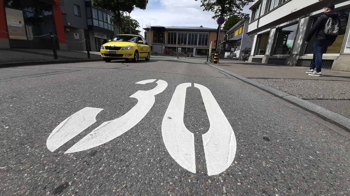 Tempo 30 im Zentrum ist der SVP ein Dorn im Auge, aber auch andere Parteien kritisieren die Umsetzung mit Rechtsvortritt und den entfernten Fussgängerstreifen. Verkehrssituation in einer Innenstadt.